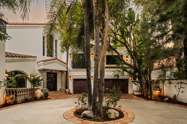 Photo - 4909 Woodley Ave