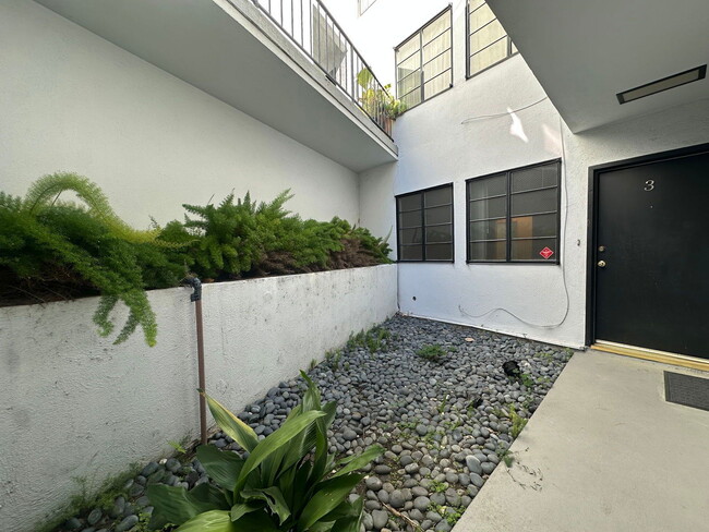 Building Photo - 1830 N La Brea Ave Unit 4