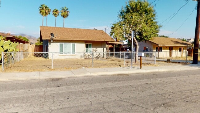 Building Photo - Coming Soon! Charming 2/1 Bungalow in North San Bernardino for Lease!