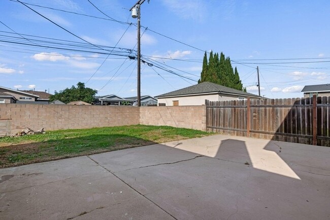Building Photo - Updated Home with Guest Suite, Fireplace & RV Parking in Northwest Oxnard