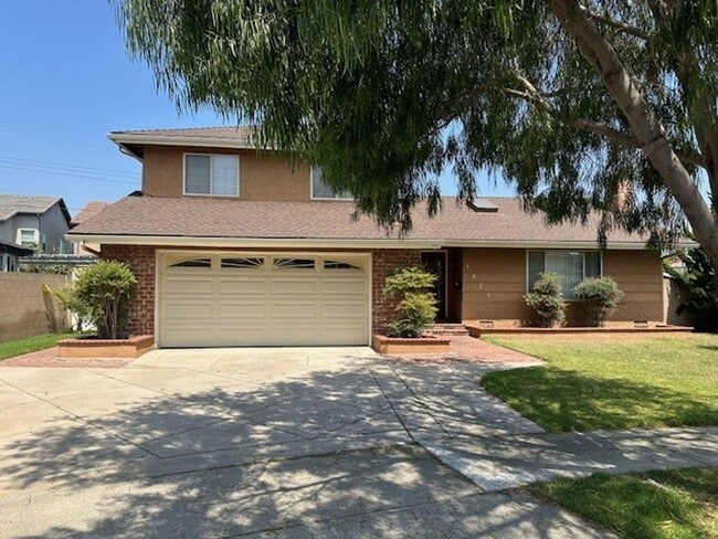 Building Photo - 4 Bedroom 2.5 Bath 2 Story Home,