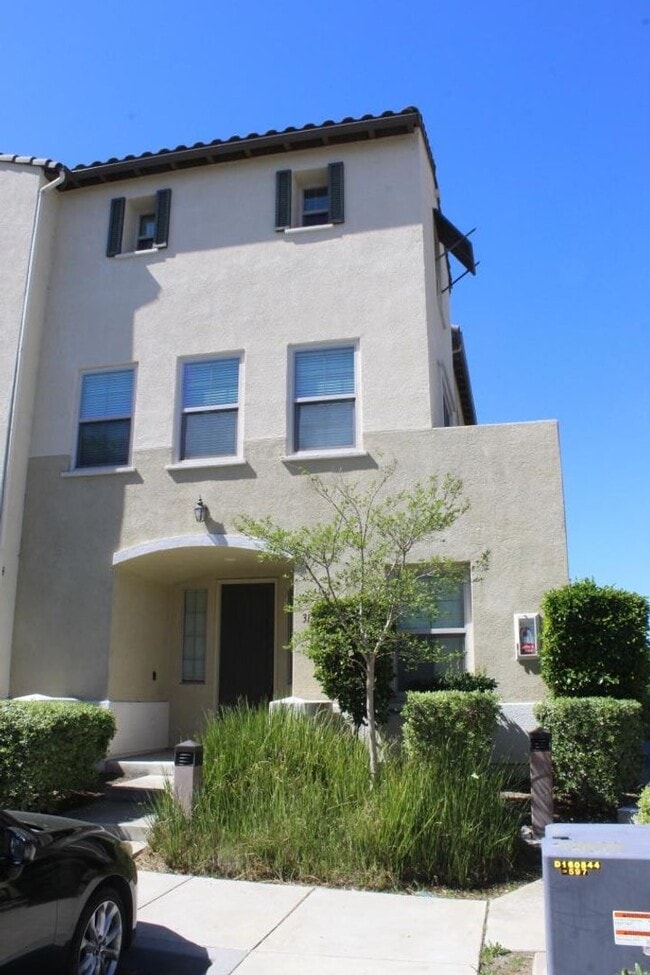 Building Photo - 3 Bd/3.5 Ba townhome w balcony & attached 2 car garage ~ Bishop