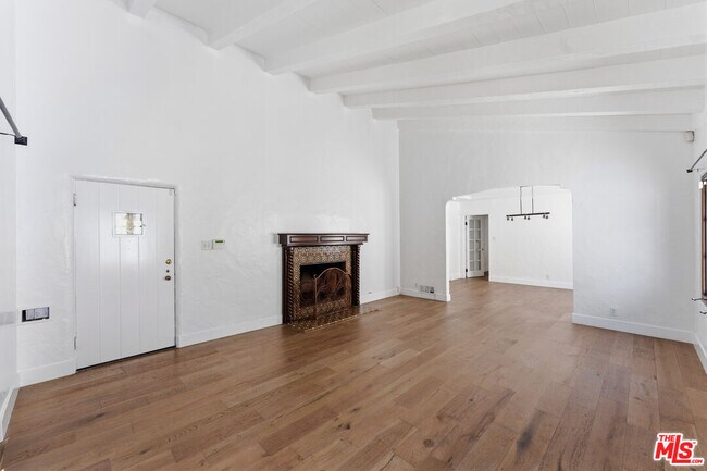 Photo - 537 N Poinsettia Pl