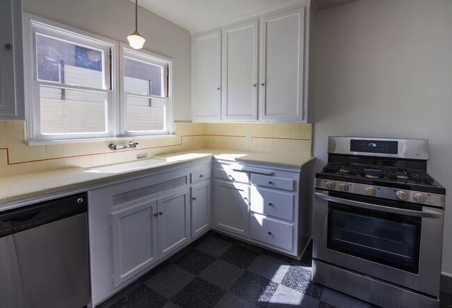 Kitchen with gas stove and dishwasher - 819 E Edgeware Rd