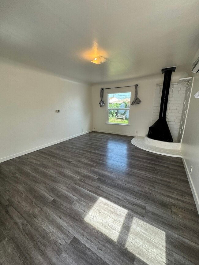 Building Photo - 1156 Van Buren Ave