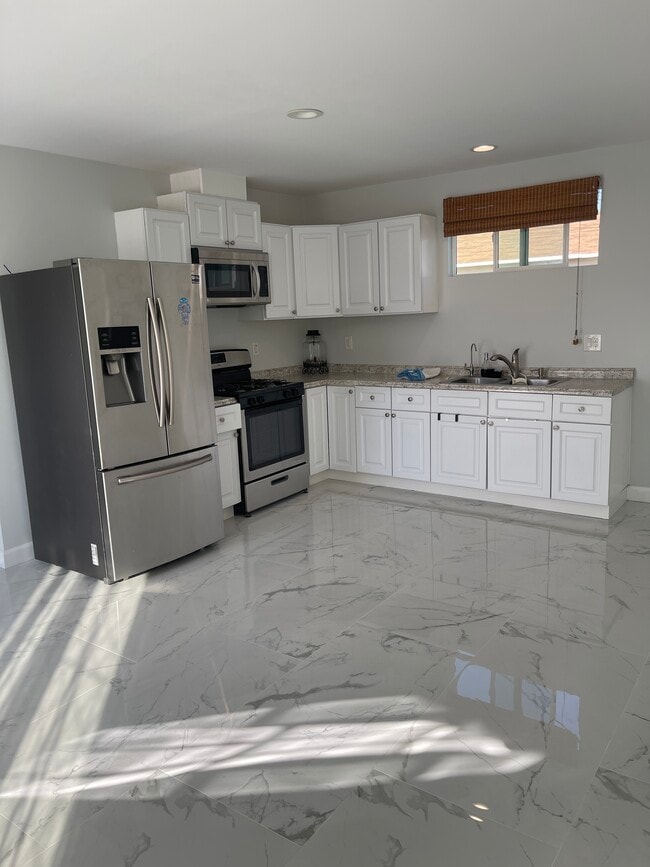 Building Photo - 10310 Montgomery Ave