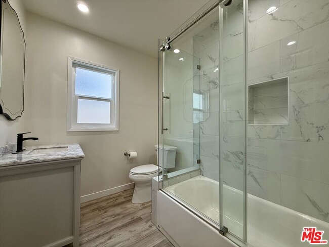 Building Photo - 5248 Whitsett Ave Unit 1/2 Rental