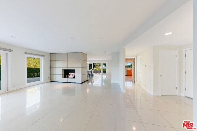 Photo - 826 N Tigertail Rd