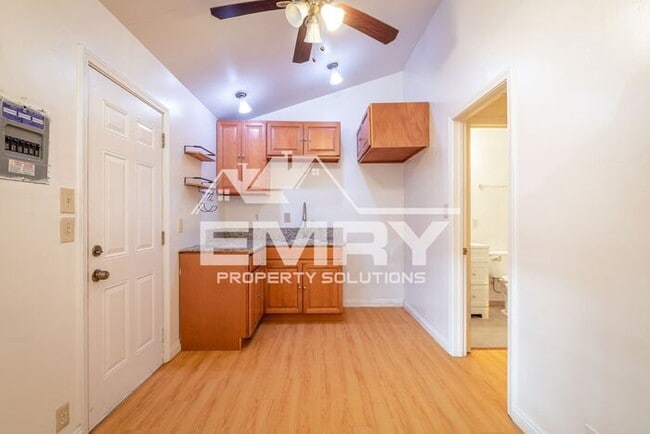 Building Photo - 1 Bed 1 Bath Unit for Rent Orange Blossom Move in Ready