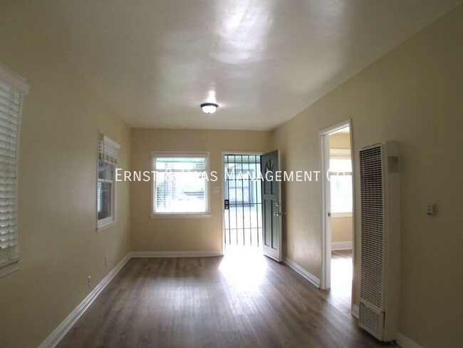 Photo - 935 E 5th St