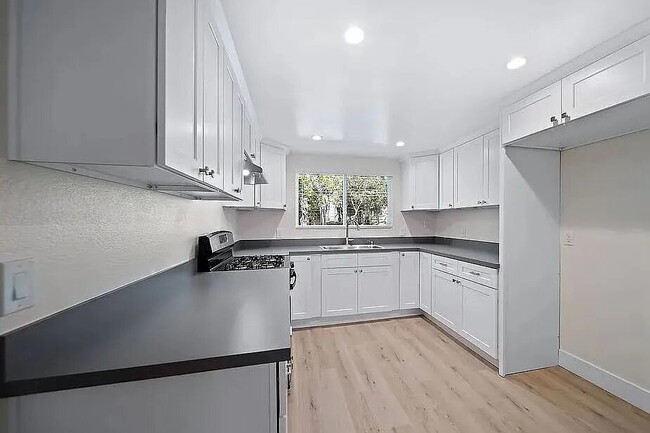 Photo - "Charming 3-Bed Townhouse with Granite Countertops & Hardwood Floors in Santa Ana!"