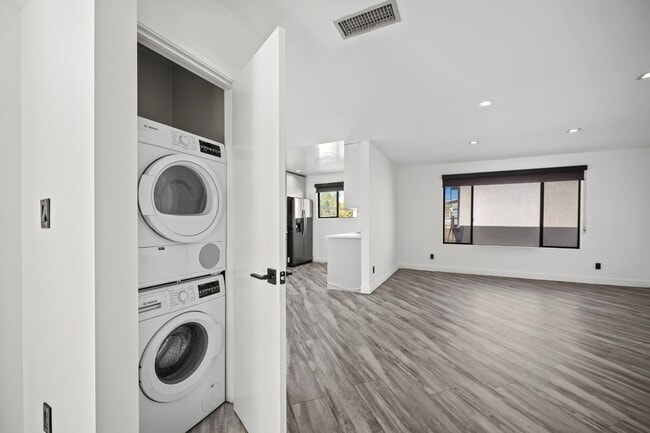 Photo - 955 N Oxford Ave Unit 5