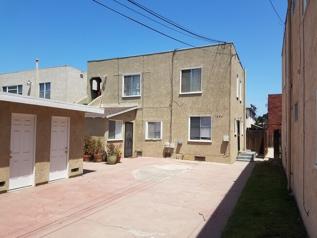 Triplex behind house - 1422 Orizaba Ave Unit A