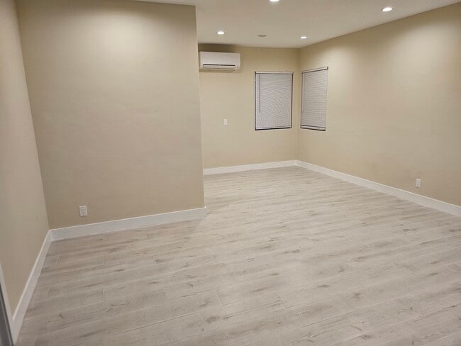 Photo - 2017 W Victory Blvd