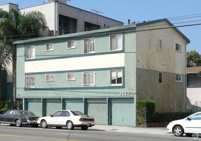 Building Photo - 3667 Overland Ave