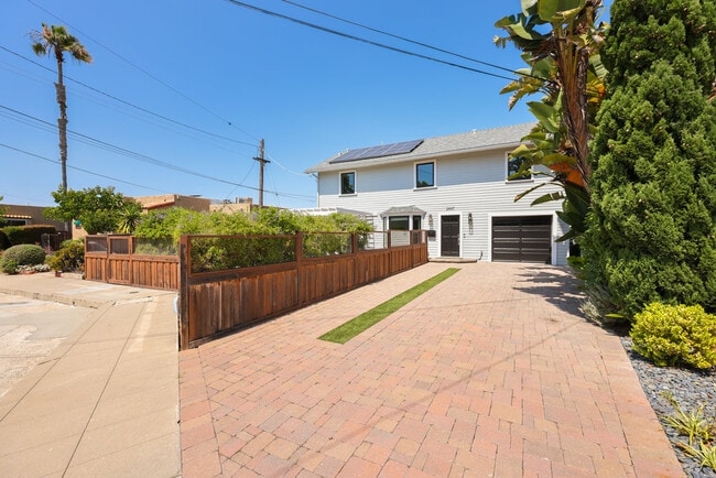Photo - 3447 Goldfinch St