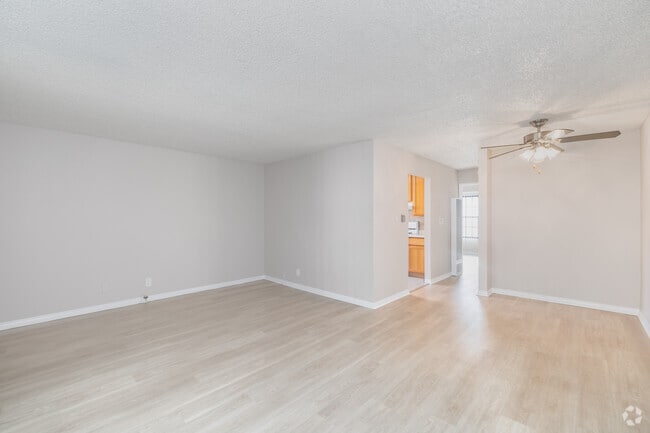 1BR, 1BA - 650SF - Living Room - Peppertree Apartments