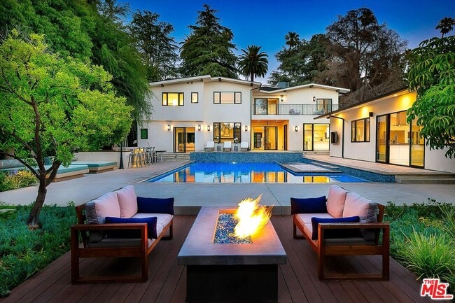 Photo - 721 N Beverly Dr House