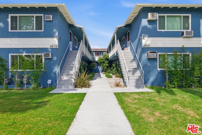Building Photo - 4921 Coldwater Canyon Ave Unit 3