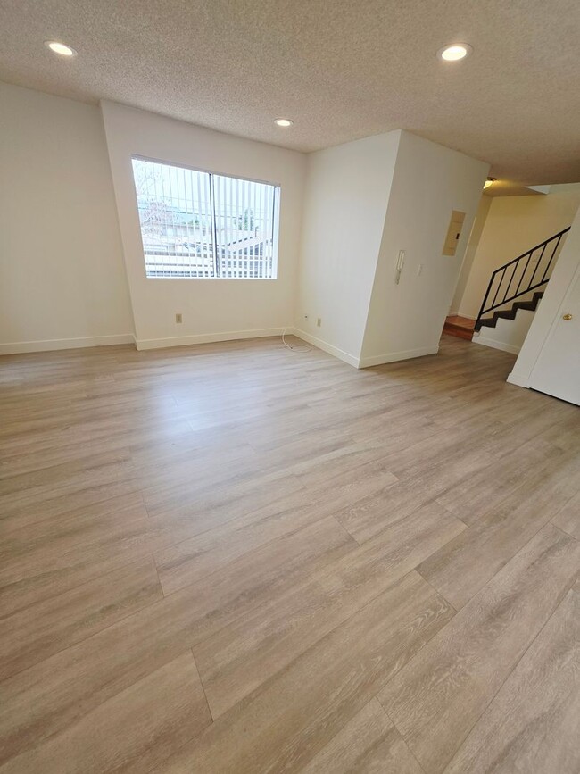 Photo - 1144-15-8 Rosedale Ave Unit 4