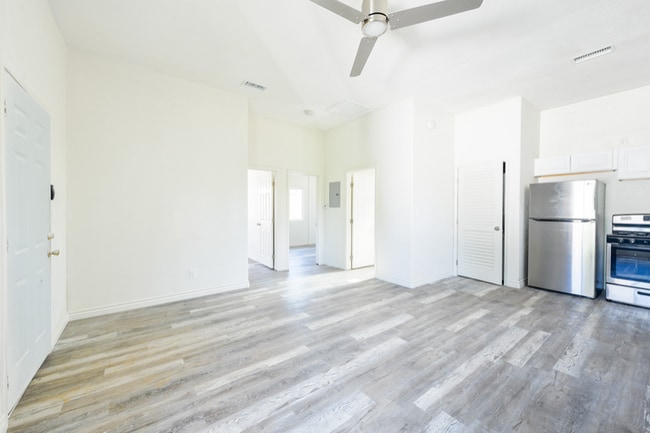 Photo - 207 W Cypress Ave