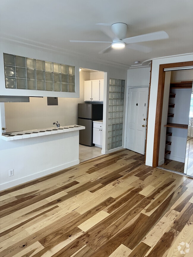 Building Photo - 632 S Cloverdale Ave Rental