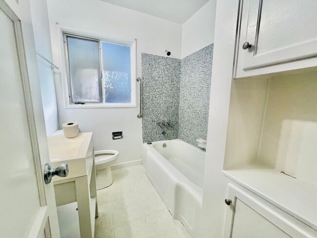 Photo - Beautiful Lake Balboa Single Family Home: 3 Bedroom/1 Bathroom/ 2-car garage