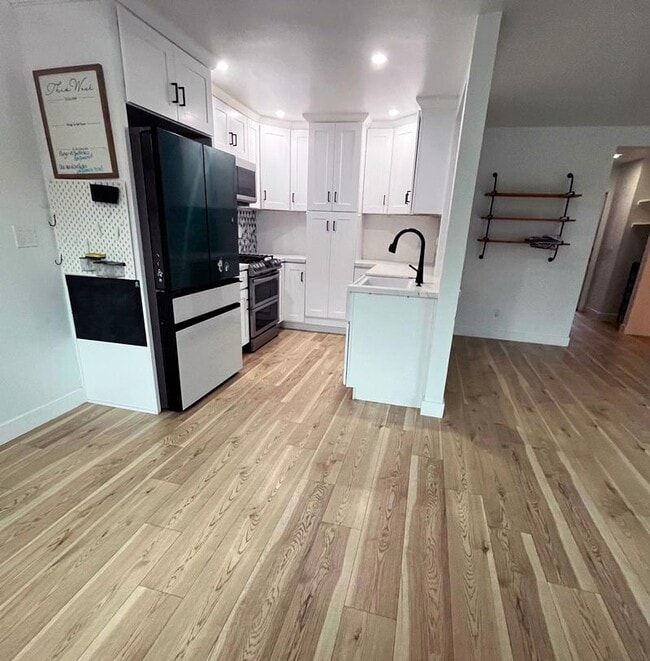 Photo - 785 W 19th St