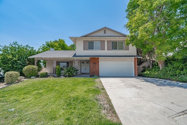 Spacious 4-Bedroom Home with Sun Room & Vi... - Spacious 4-Bedroom Home with Sun Room & Vi...