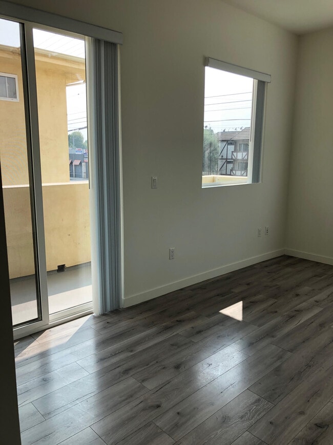 Photo - 6844 Woodman Ave Unit 308