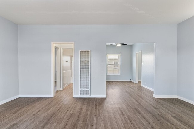 Photo - 2010 Pine Ave Unit 06