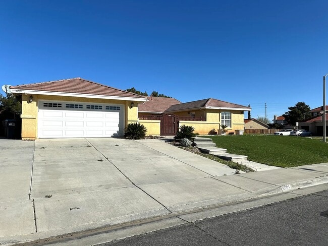 Photo - 5601 Ave