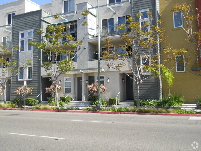 Building Photo - Beautiful 2 bedroom 2 bath town home plus ...