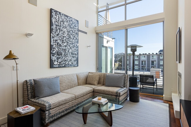 Building Photo - 6735 Yucca St Unit 508