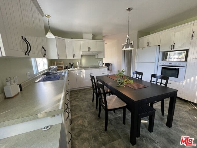 Photo - 7802 Airport Blvd