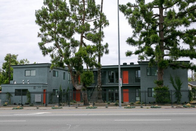 Building Photo - 2716 S La Brea
