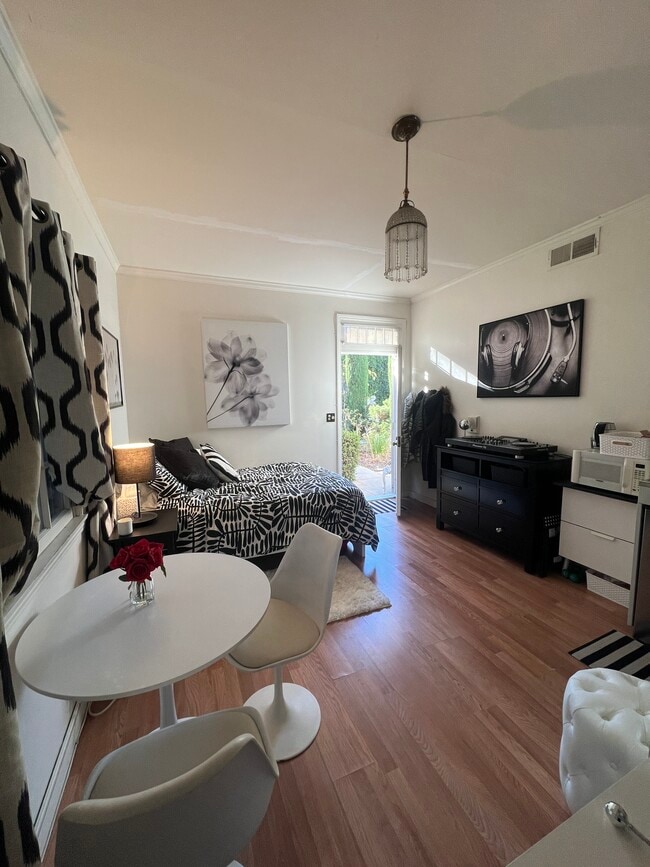 Photo - 532 S Irving Blvd Apartments Unit Garden Studio