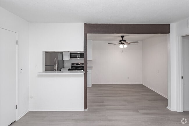 2BR, 2BA - 1,040SF - Dining Room/Living Room - Highland Meadows