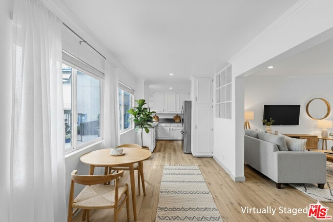 Building Photo - 4916 Hazeltine Ave Unit 4