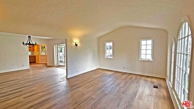 Photo - 132 S La Peer Dr