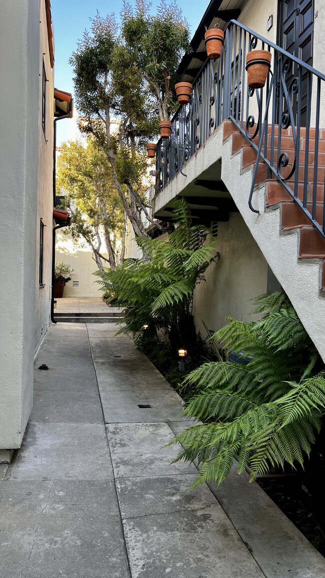 Photo - 10830 Lindbrook Dr Unit #10