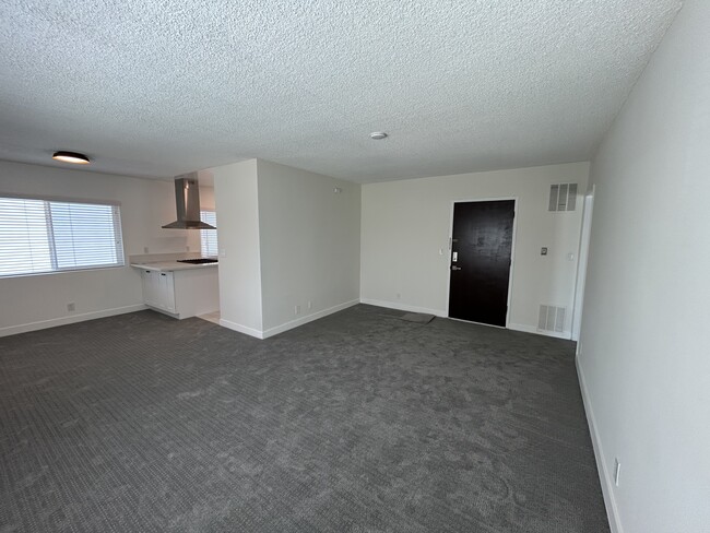 Living Room - 325 S Doheny Dr Apartments Unit 4