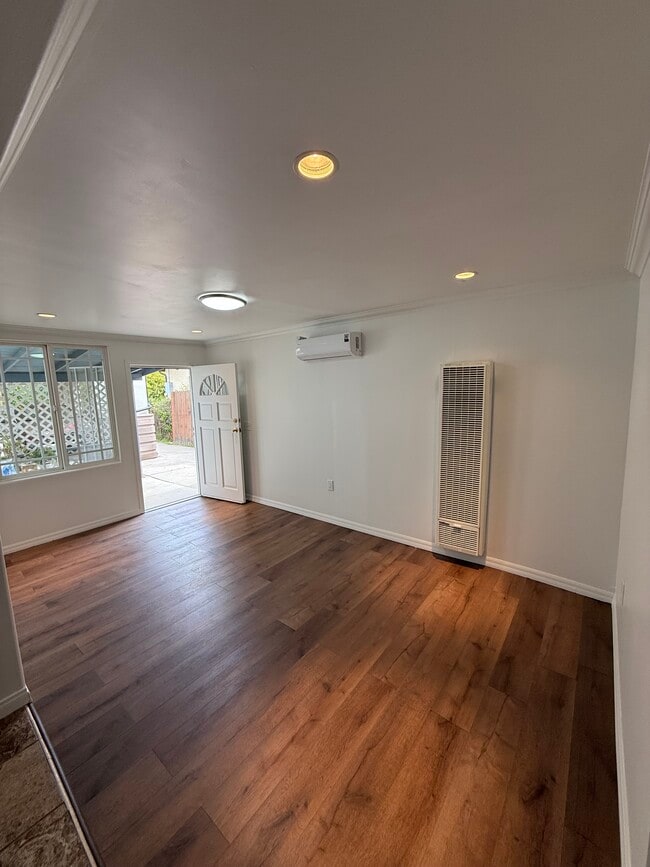 Living room - 2755 Knox Ave