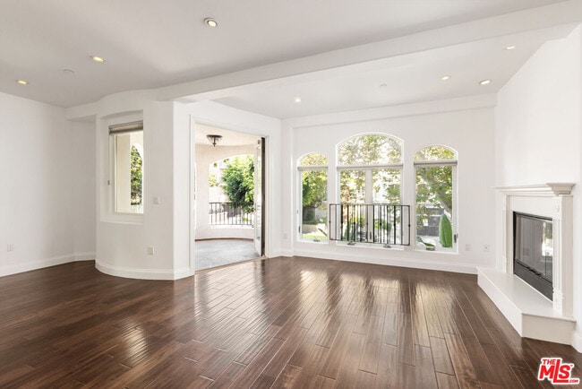 Photo - 320 S Swall Dr Unit 2