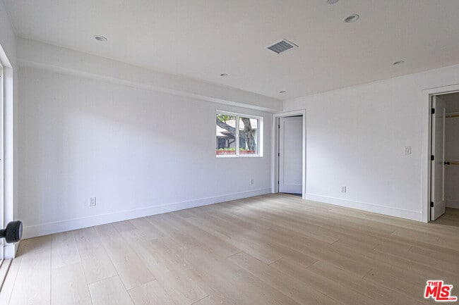 Photo - 11810 Gilmore St