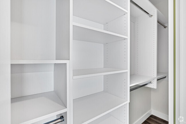 1BR, 1BA - 626SF - Walk-in Closet - The Crest