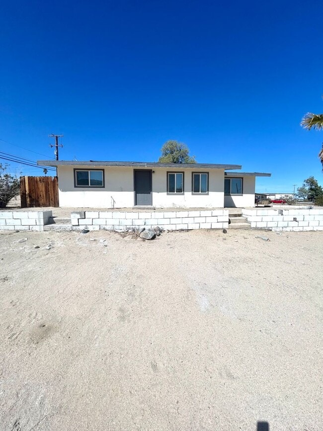 Building Photo - Conveniently located 3 Bedroom 1 bathroom home