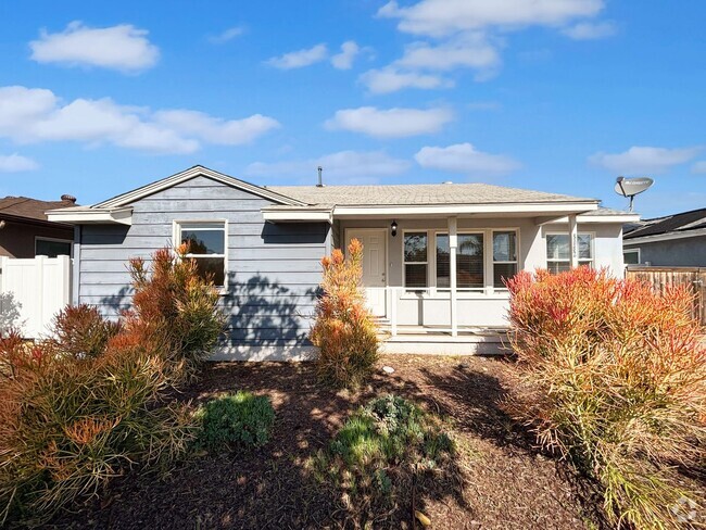 Building Photo - Updated 4B 2.4BA Home w/ W/D and AC!