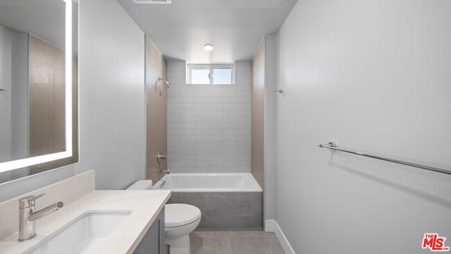 Photo - 927 Fedora St Unit 402