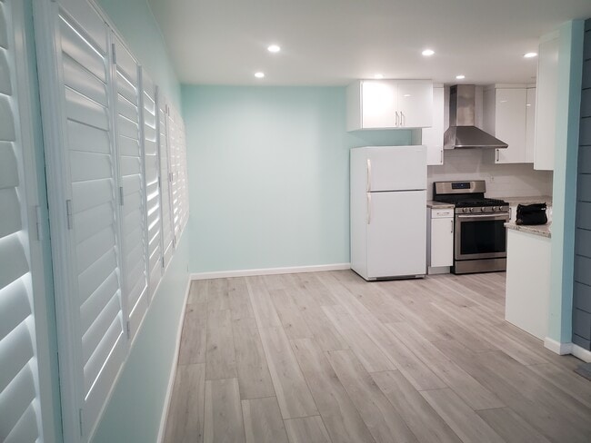 Spacious living room, updated kitchen - 12850 Moorpark St Apartment Unit 1